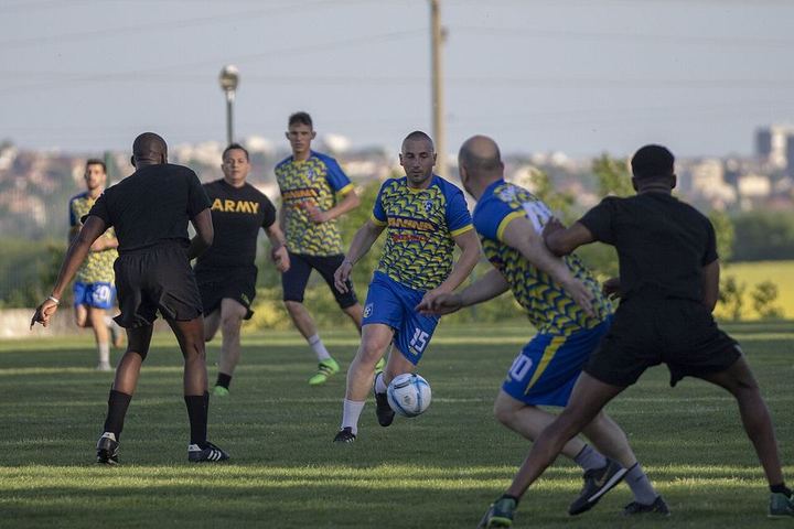 ACMILAN米兰 · 观赛人群（资料示意）